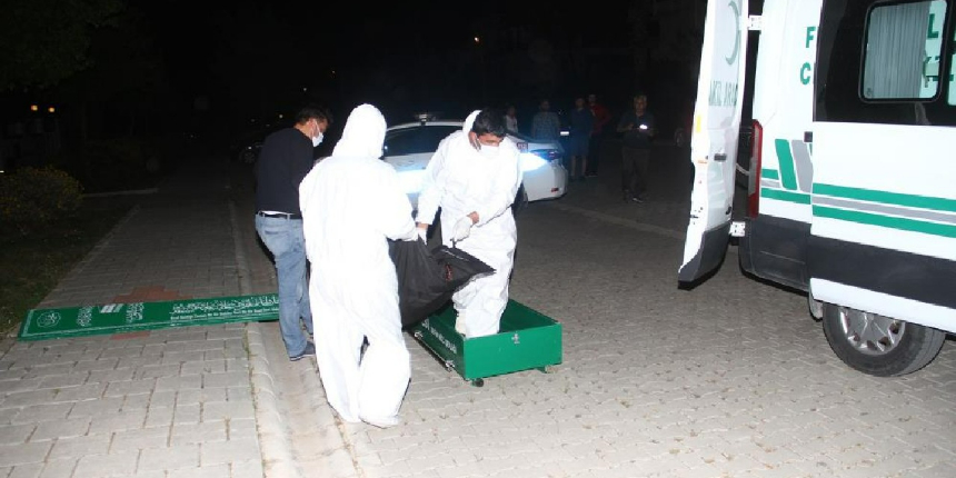 Ev arkadaşını, kafasına çekiçle vurarak öldürdü!