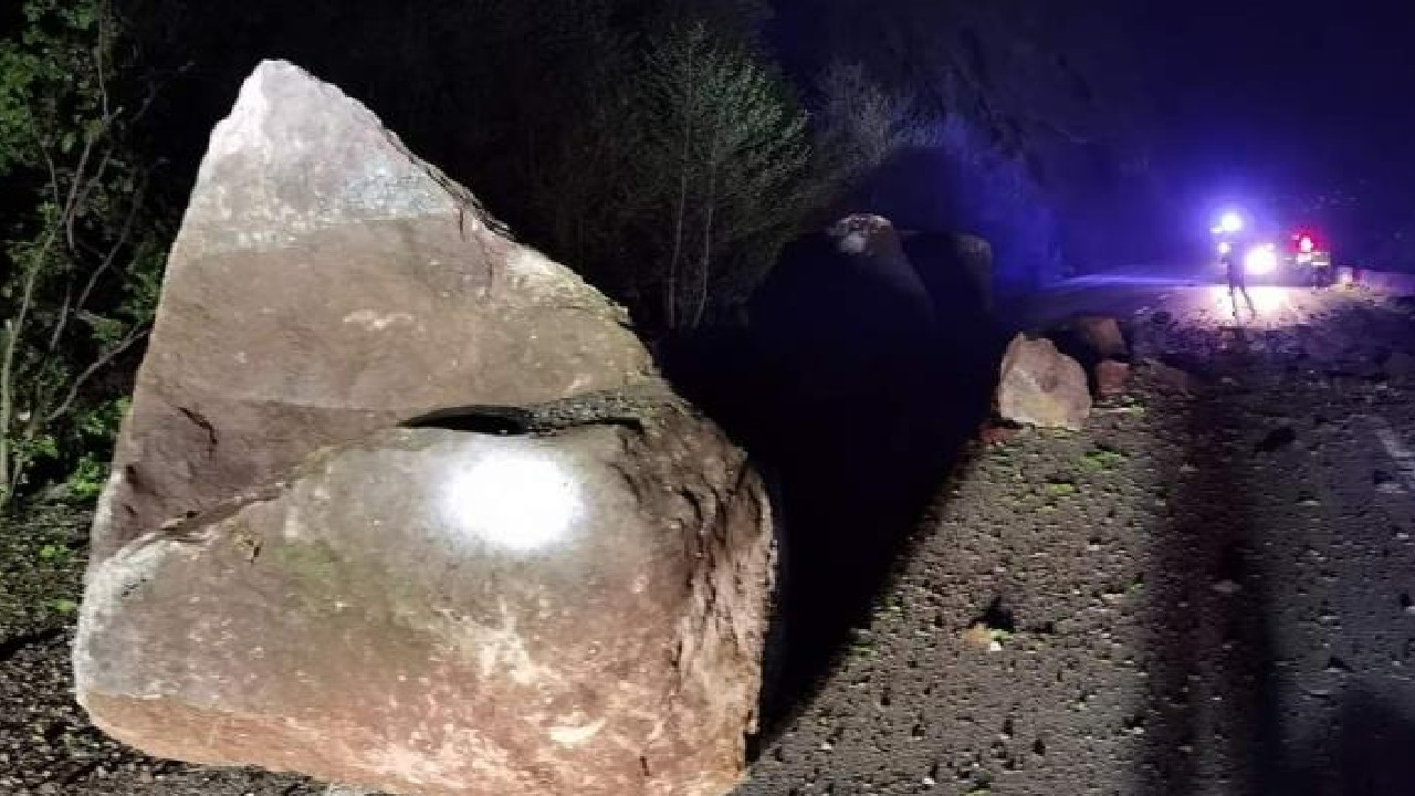 Yamaçtan kopan dev kayalar, Hopa-Kemalpaşa karayolunu ulaşıma kapattı