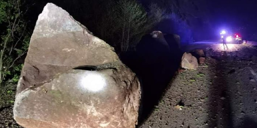 Yamaçtan kopan dev kayalar, Hopa-Kemalpaşa karayolunu ulaşıma kapattı