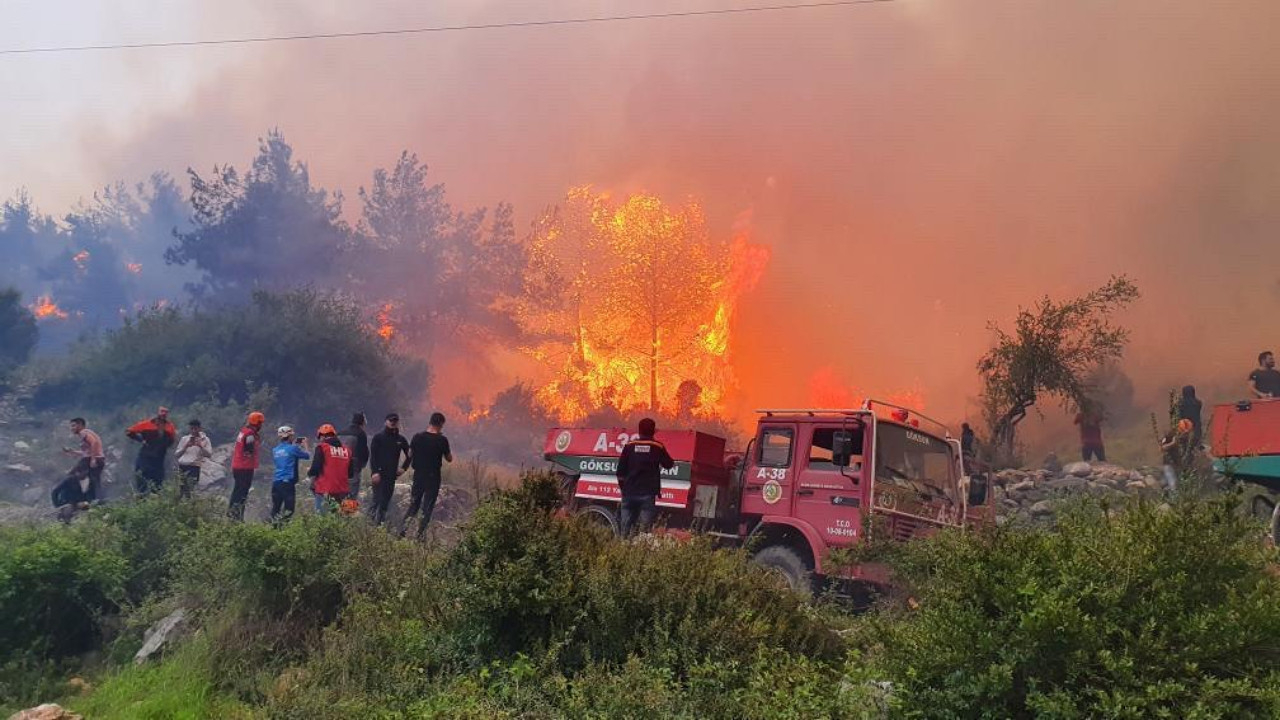 Hatay'da orman yangını rüzgarın etkisiyle iki noktaya sıçradı: Yerleşim bölgelerini tehdit ediyor...