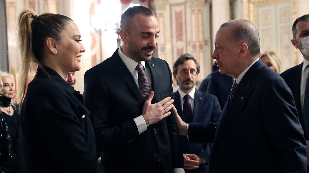 İftar programına katılan Demet Akalın, Cumhurbaşkanı Erdoğan'dan müzik yasağının kaldırılmasını rica etti