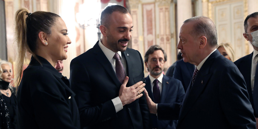 İftar programına katılan Demet Akalın, Cumhurbaşkanı Erdoğan'dan müzik yasağının kaldırılmasını rica etti