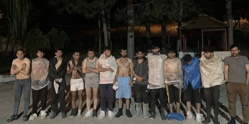 Bulgaristan polisi yüzlerce göçmeni yarı çıplak Türkiye'ye itti