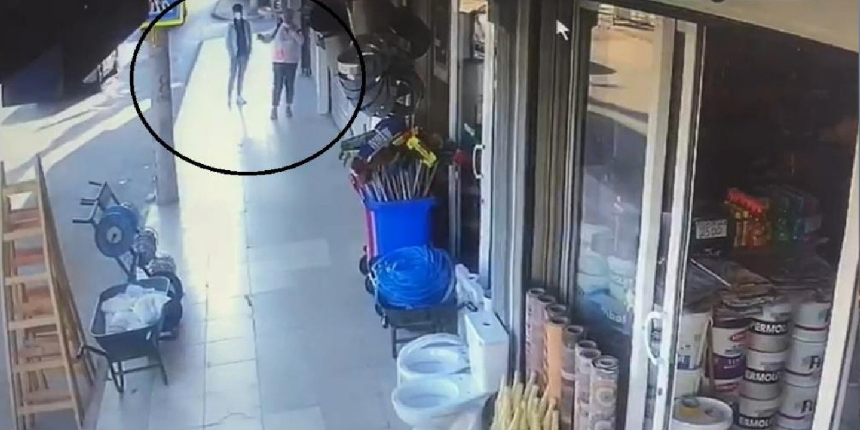 Telefonla konuşan kadına kapkaç şoku! Telefonu çalındı