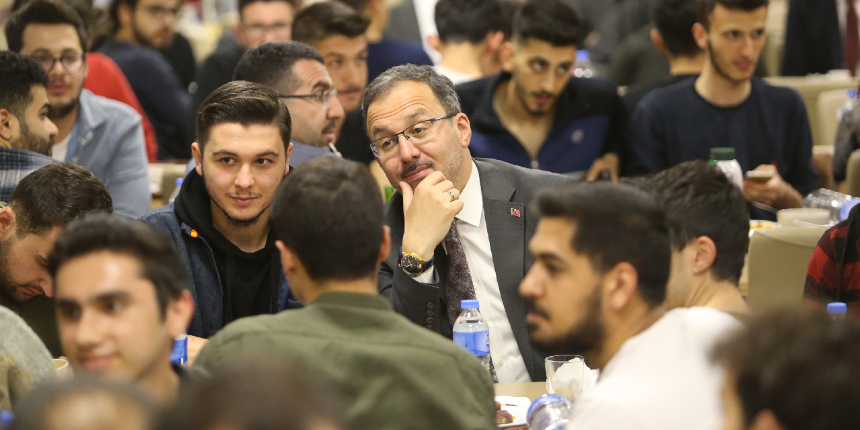 Bakan Kasapoğlu, Kars'ta öğrencilerle iftar yaptı