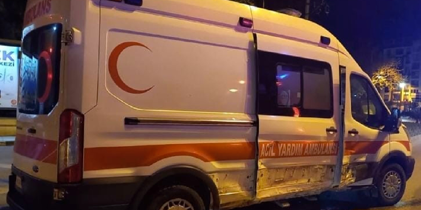 Askeri ambulans ile otomobil çarpıştı: 3 yaralı