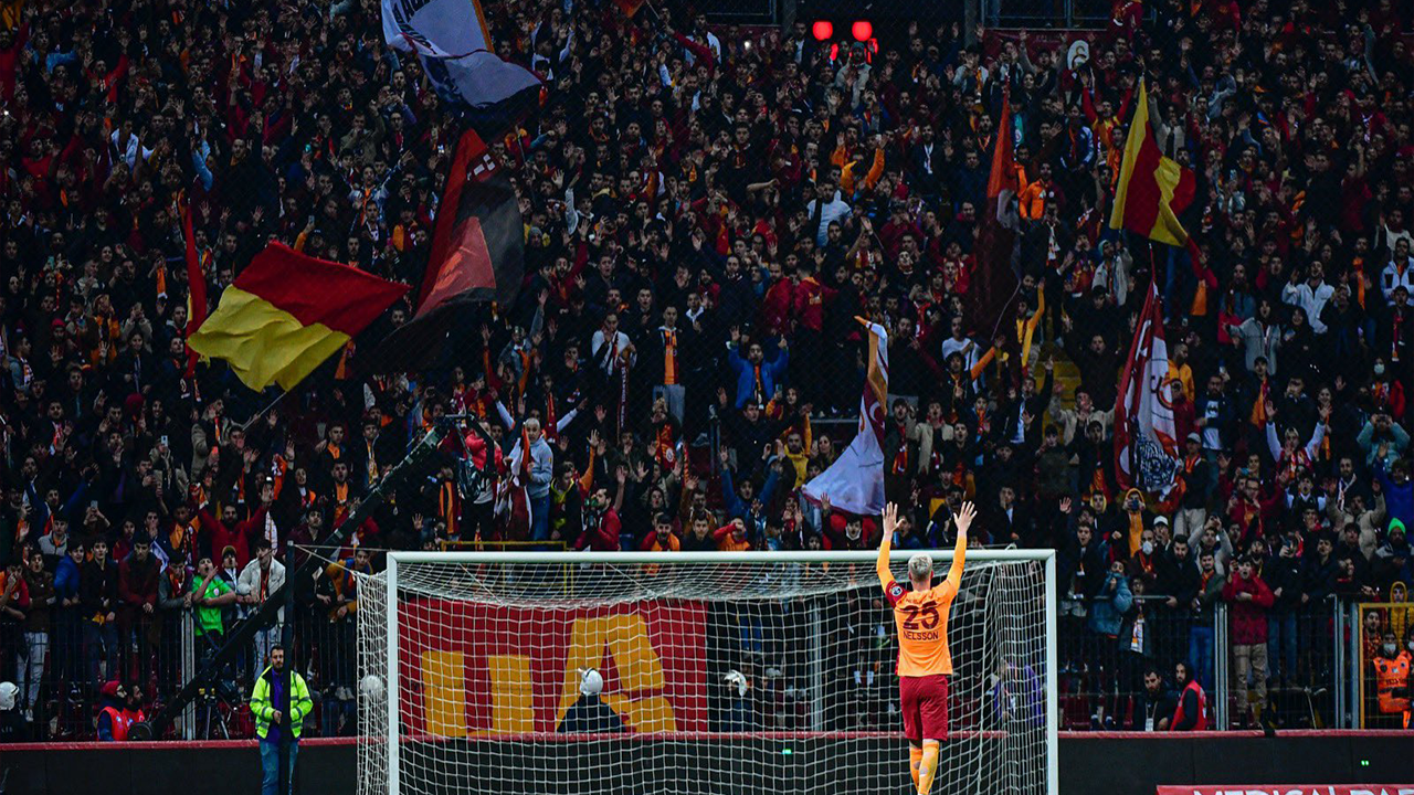 Maç sonu üçlüsü Victor Nelsson'dan