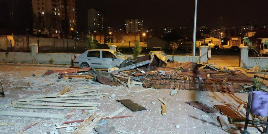 Otomobilini kurtarmak isterken üzerine çatı düşen kişi öldü