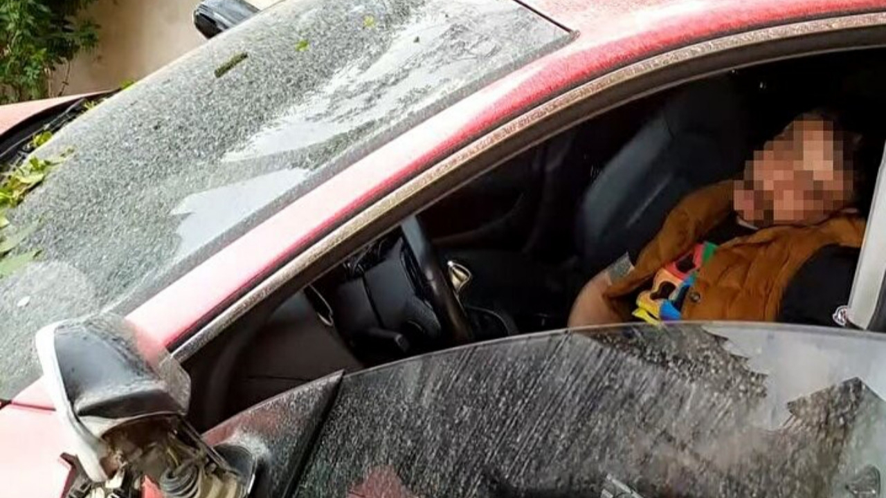 Kaza yapan araç sürücüsü uyanmak bilmedi: Çevredekiler hem güldü, hem korktu!