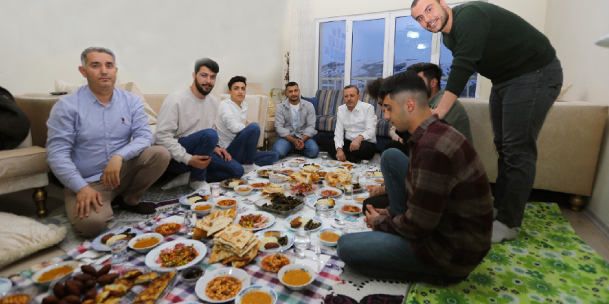 Rektör ve eşi, iftarda öğrencilere ev yemeği sürprizi yaptı