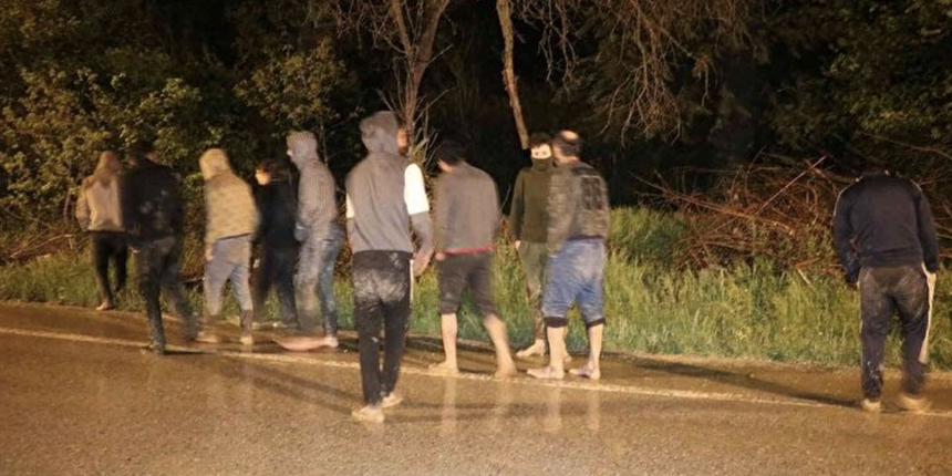 Kapıkule'de donmak üzereyken bulundular: Yunan güçleri 100'e yakın göçmeni yalın ayak Türkiye'ye itti