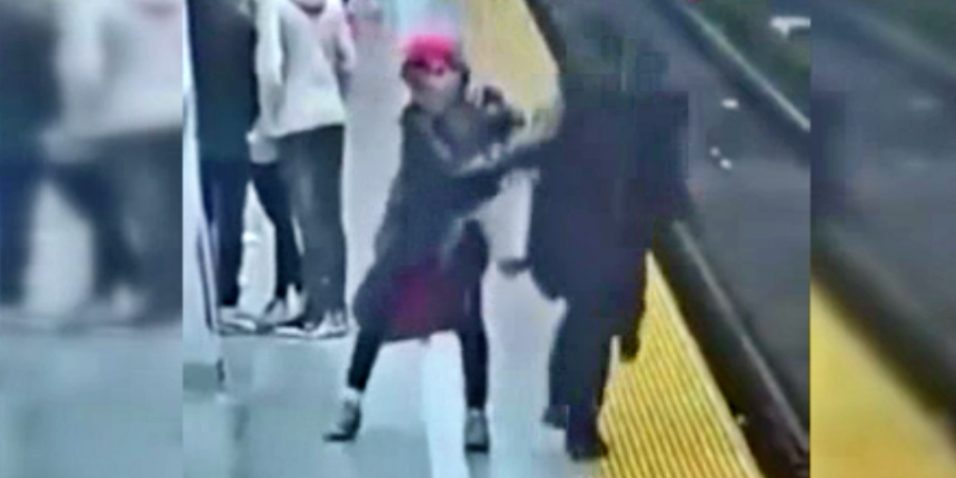 Akılalmaz sosyopatlık: Durakta metro bekleyen kadını raylara itti!