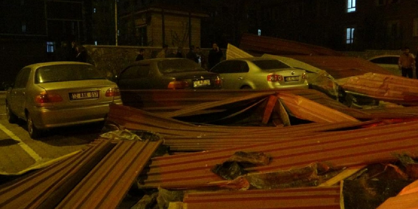 Bingöl’de şiddetli rüzgar çatıları uçurdu, otomobiller zarar gördü