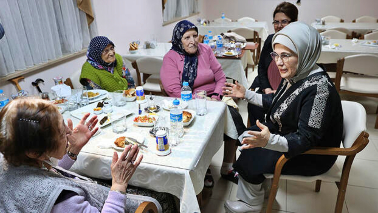 Duygusal anlar: Emine Erdoğan, iftarını huzurevi sakinleri ile açtı!