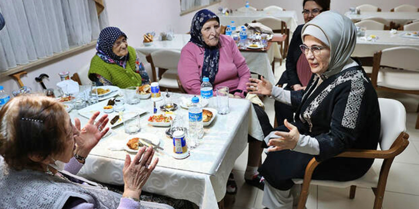 Duygusal anlar: Emine Erdoğan, iftarını huzurevi sakinleri ile açtı!