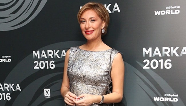 Gülse Birsel katılımcıları kahkahaya boğdu...
