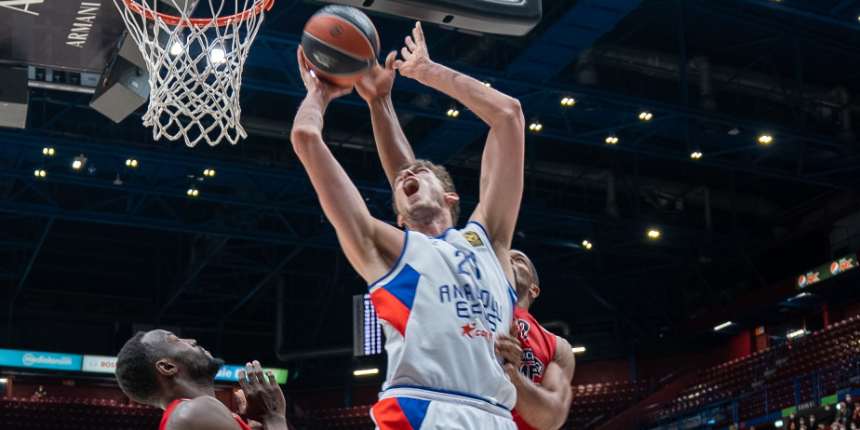 Anadolu Efes, Olimpia Milano'yu 64-48 mağlup etti