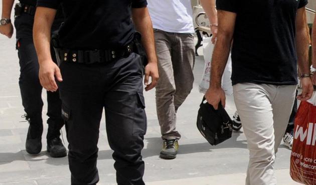 İzmir'de FETÖ'nün akademik kadrosuna operasyon! 30'a yakın gözaltı var...