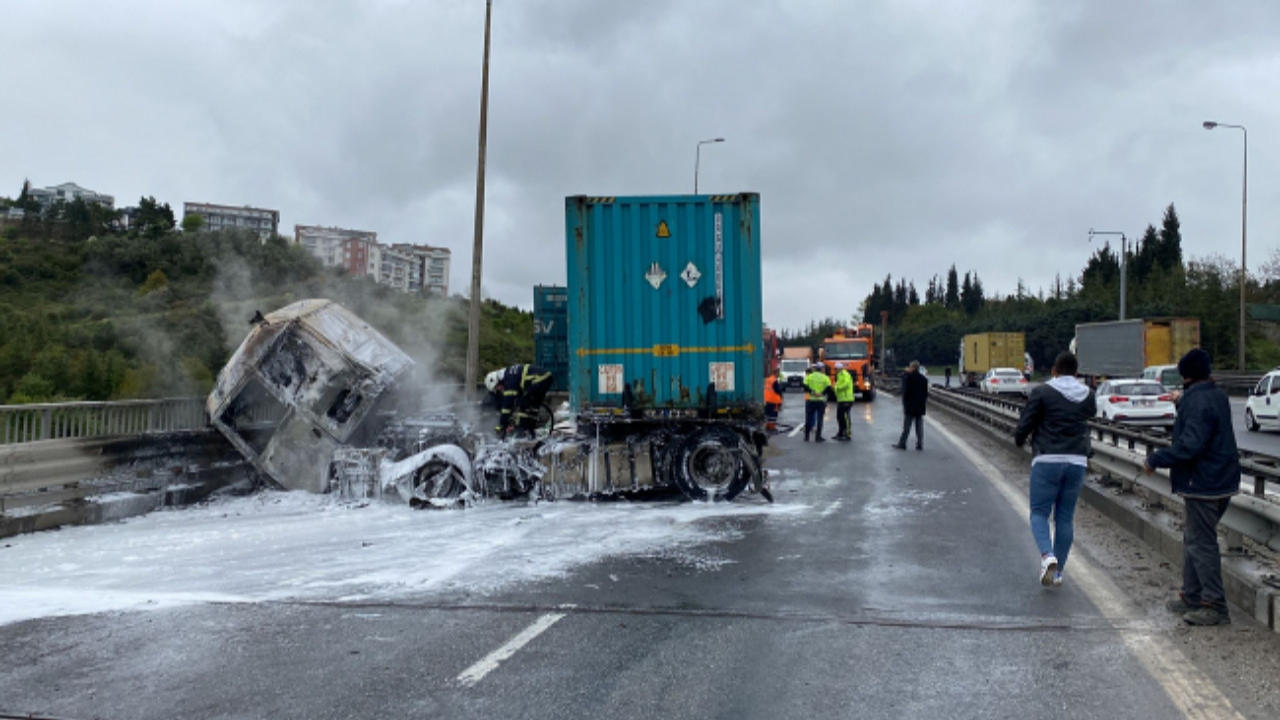 TEM'de kaza sonrası TIR'da yangın çıktı: İstanbul istikameti trafiğe kapatıldı