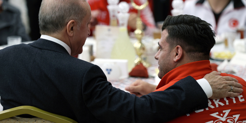 Cumhurbaşkanı Erdoğan, milli sporcularla iftarda buluştu, tek tek sohbet etti