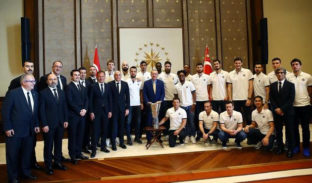 Erdoğan Avrupa şampiyonu Fenerbahçe'yi Külliye'de kabul etti
