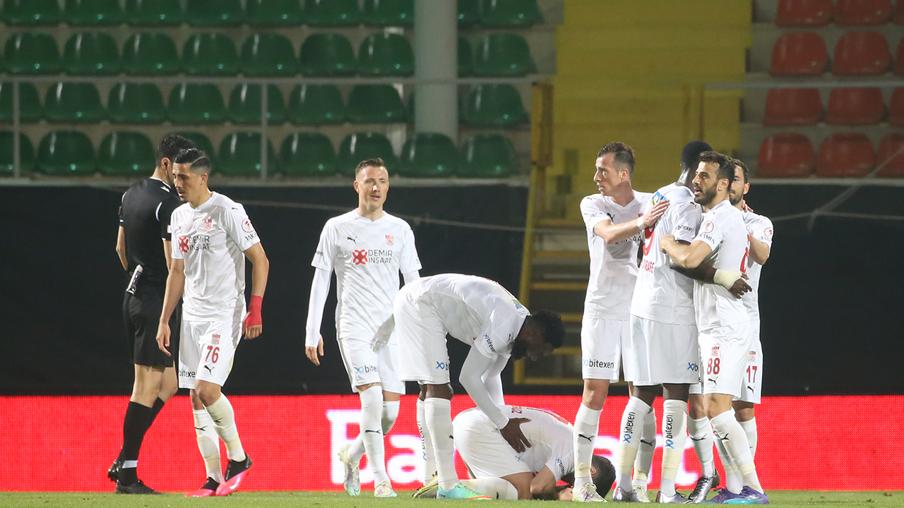 Sivasspor, Alanyaspor'u 10 kişi mağlup etti!