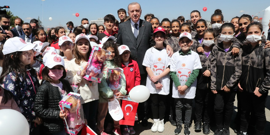 Cumhurbaşkanı Erdoğan ile çocuklar arasında gülümseten diyalog!