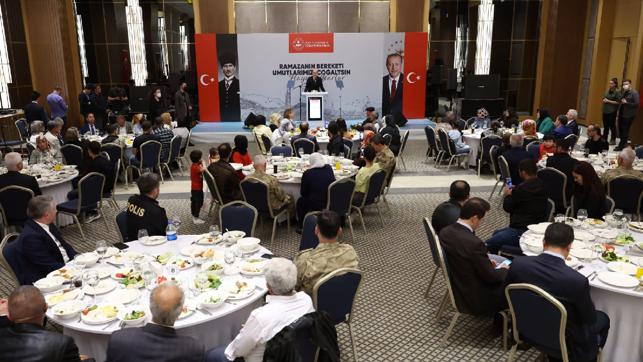 İçişleri Bakanı Soylu, Diyarbakır’da evlat nöbetindeki ailelerle bir araya geldi