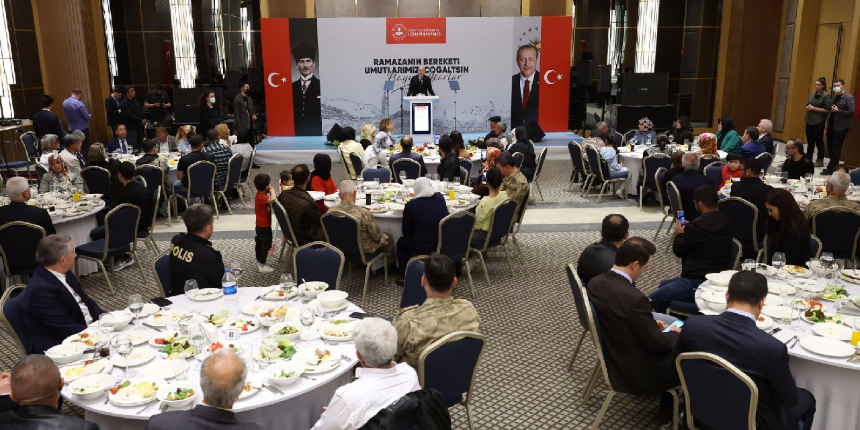 İçişleri Bakanı Soylu, Diyarbakır’da evlat nöbetindeki ailelerle bir araya geldi