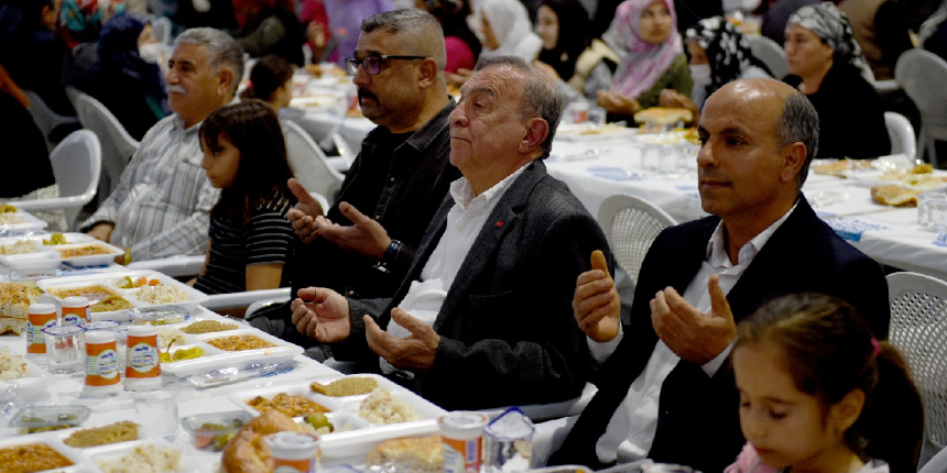 Seyhan Belediye Başkanı Akay’a iftarda yumurtalı saldırı