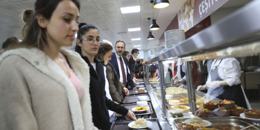 Gençlik ve Spor Bakanı Kasapoğlu, Erzurum'da öğrencilerle iftar yaptı