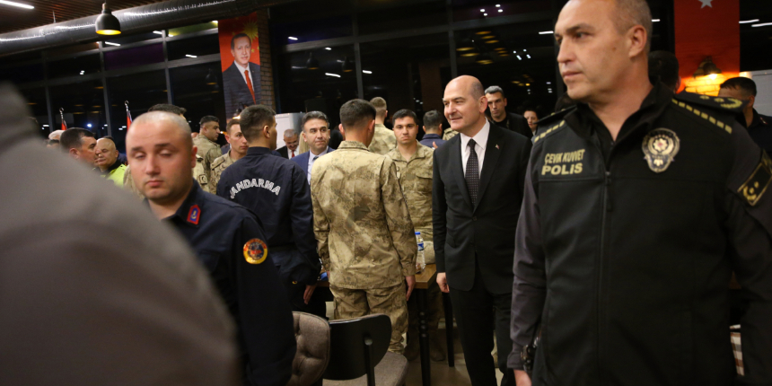Bakan Soylu, Diyarbakır'da emniyet mensuplarıyla sahur yaptı