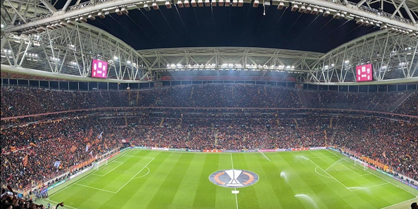 UEFA'dan Galatasaray'a ceza: 2 yıl içinde oynanacak ilk iç saha maçında geçerli olacak
