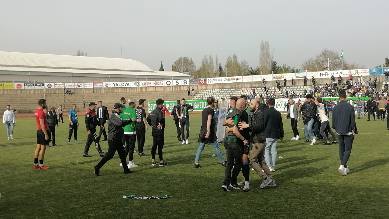 Yalova'da TFF 3. Lig'e yükselme maçında arbede yaşandı