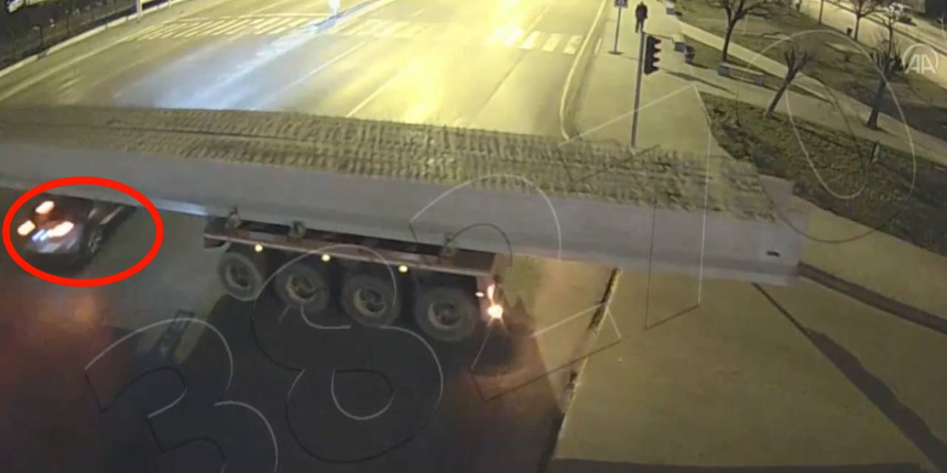 Samsun'da bir cip beton köprü parçası taşıyan tırın altından geçti!