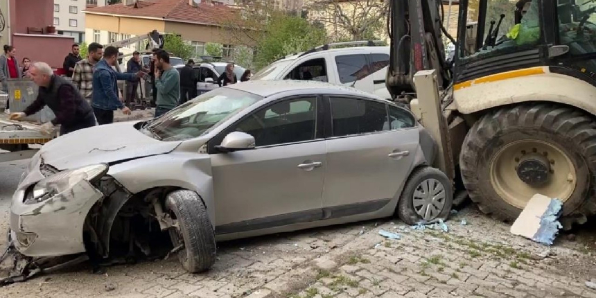 Ümraniye’de iş makinesi yokuş aşağı kaydı, ortalık savaş alanına döndü