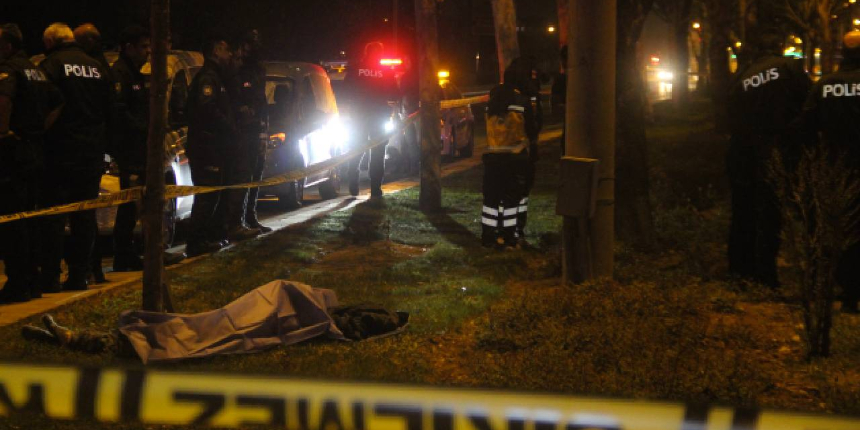 Yolun karşısına geçmek isteyen 2 gence otomobil çarptı!