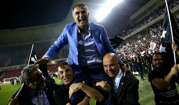 Beşiktaşlı taraftarlardan Fenerbahçe'ye pankartlı gönderme