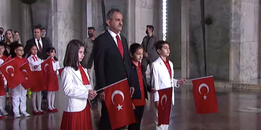Milli Eğitim Bakanı Özer, öğrencilerle birlikte 23 Nisan dolayısıyla Anıtkabir'i ziyaret etti: Mesaj yayımladı!