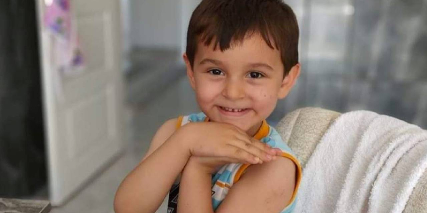 Okulda çalışan annesinin yanına gitmek isteyen 5 yaşındaki çocuk kamyonun altında kaldı