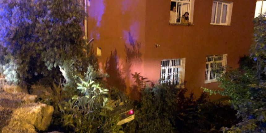 Çay keyfi kabusa döndü! Evlerinin bahçesine araç uçtu