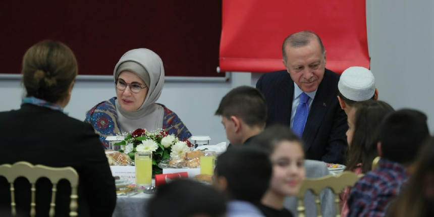 Cumhurbaşkanı Erdoğan, çocuklarla iftar yaptı!
