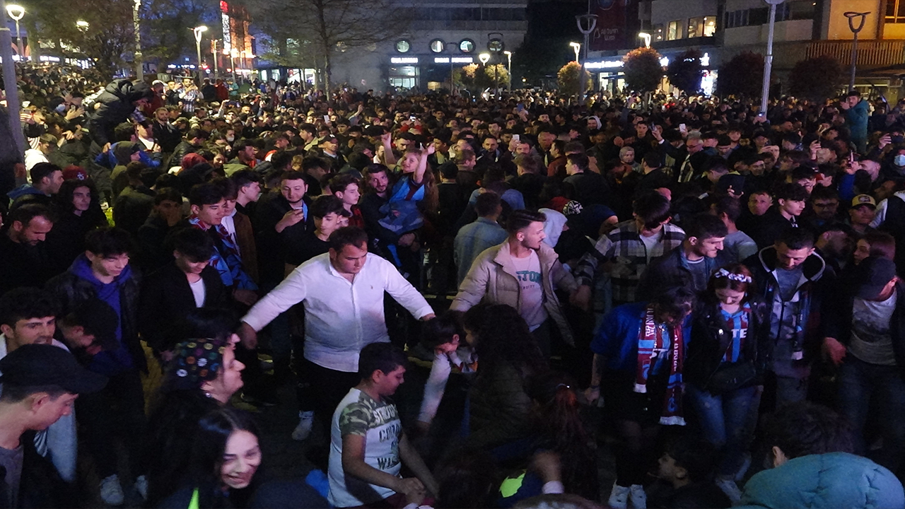 Trabzon'da taraftarlar şampiyonluğun provasını yaptı