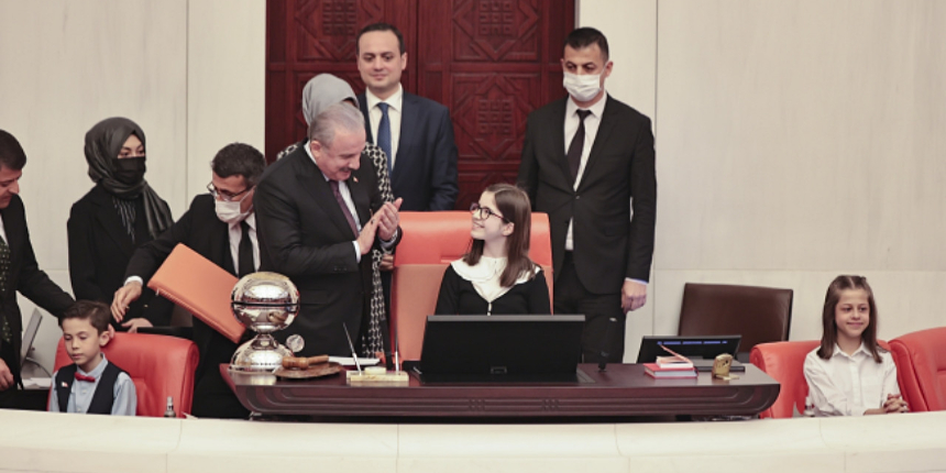 102 çocuk TBMM'de: Meclis Başkanı Şentop koltuğunu Dilay Gülez'e devretti!