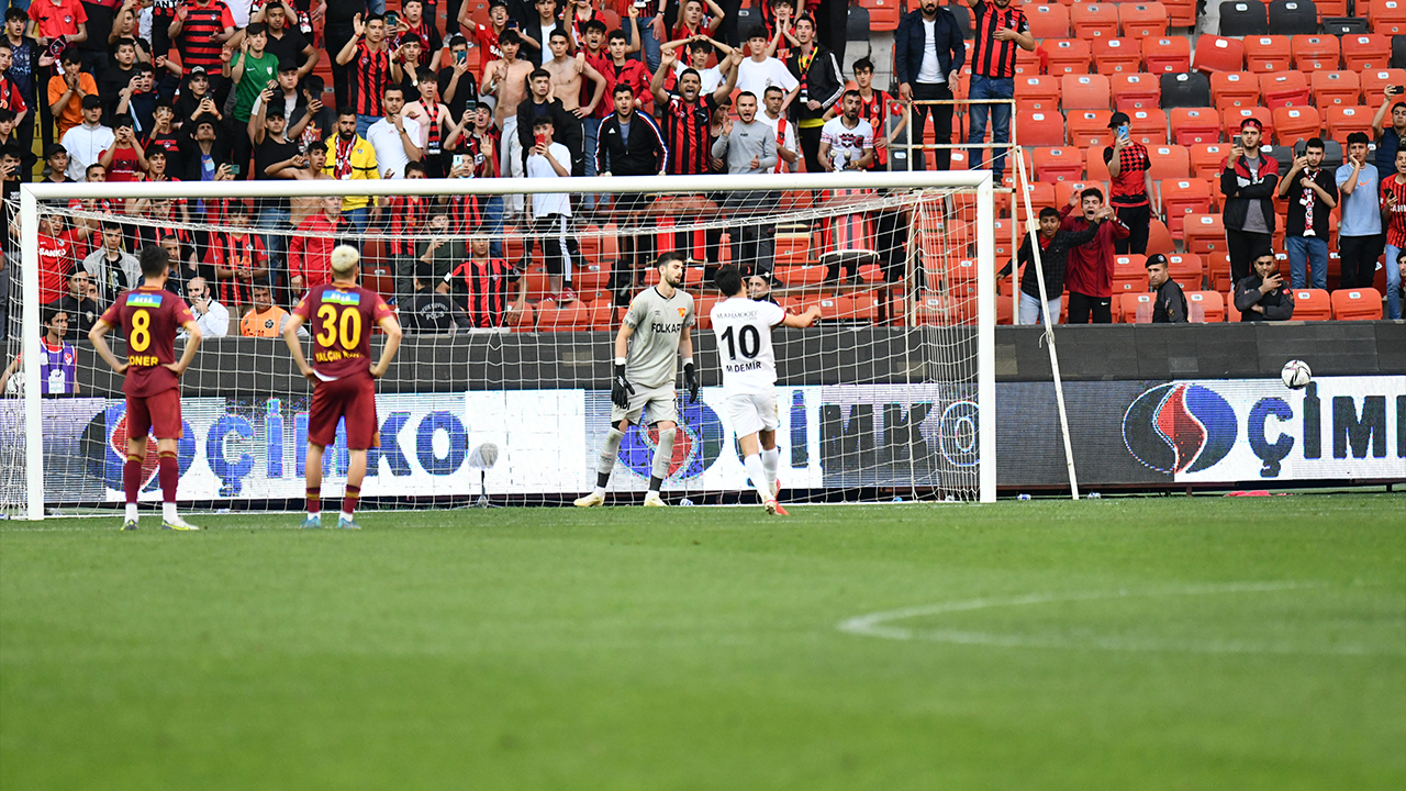 Sıra dışı fair play jestlerinin yapıldığı maçta Göztepe küme düştü