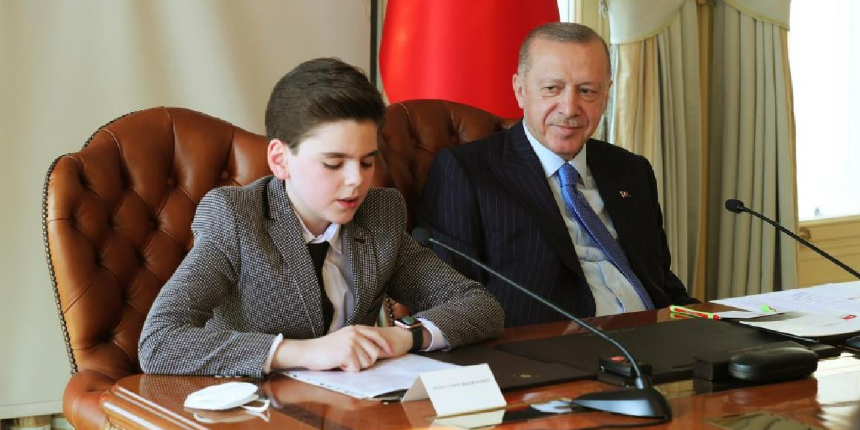 Cumhurbaşkanı Erdoğan, koltuğunu 8. sınıf öğrencisine devretti!