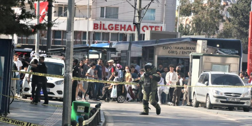 Antalya'da çöp kutusuna atılan çanta polisi alarma geçirdi
