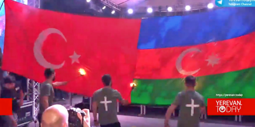 Ermenistan'ın başkentinde onursuz gösteri: Bayraklarımızı yaktılar!