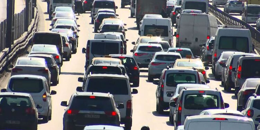 Trafiğe kayıtlı araç sayısı arttı, kilometre düştü