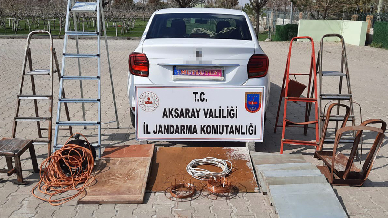 Hırsızların son yönetimi polisi bile hayrete düşürdü: Plakaya 'evleniyoruz' ve 'mutluyuz' yazdılar